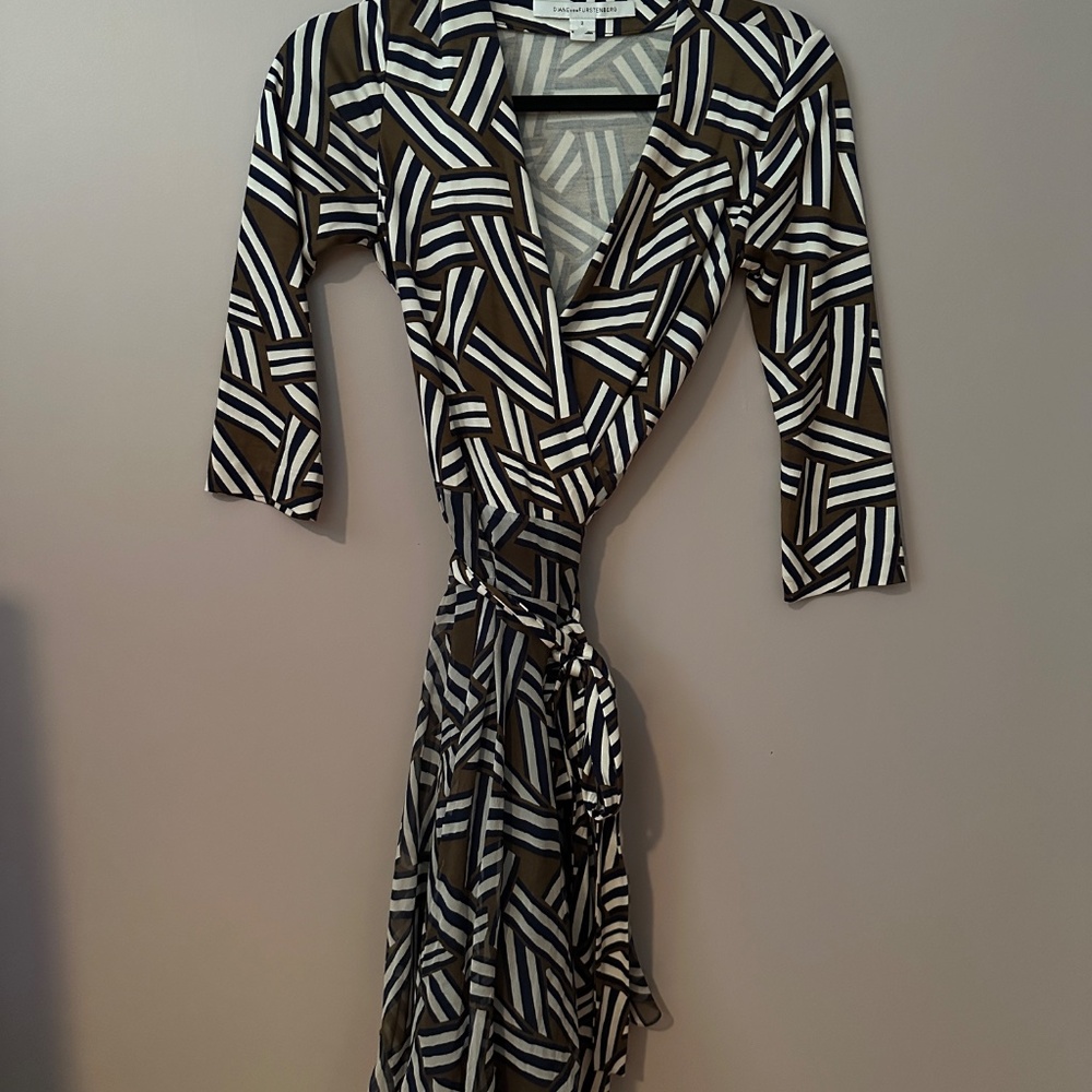 Diane von Furstenberg DVF Irina wrap dress size 2